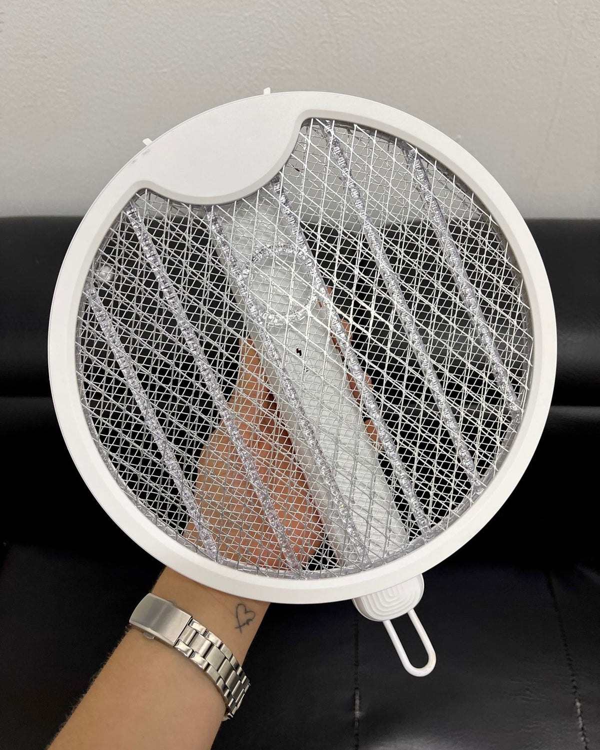 Raqueta mata zancudos plegable en la mano